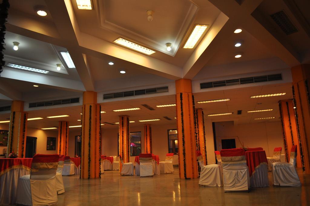 Hotel Maruti Mandapam Джабалпур Екстериор снимка